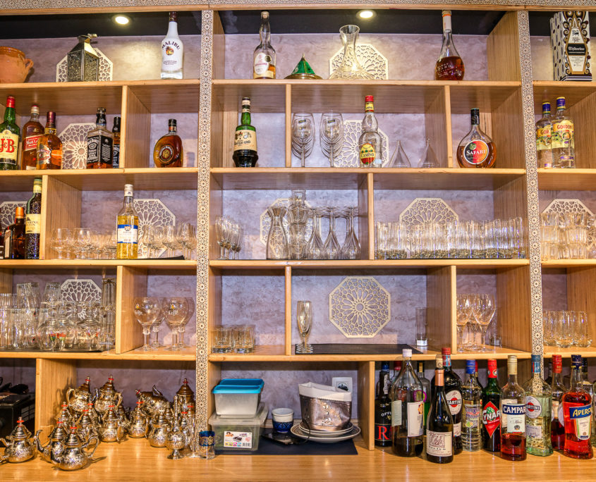 Le bar de La Baie du Touareg, ses bouteilles et sa verrerie