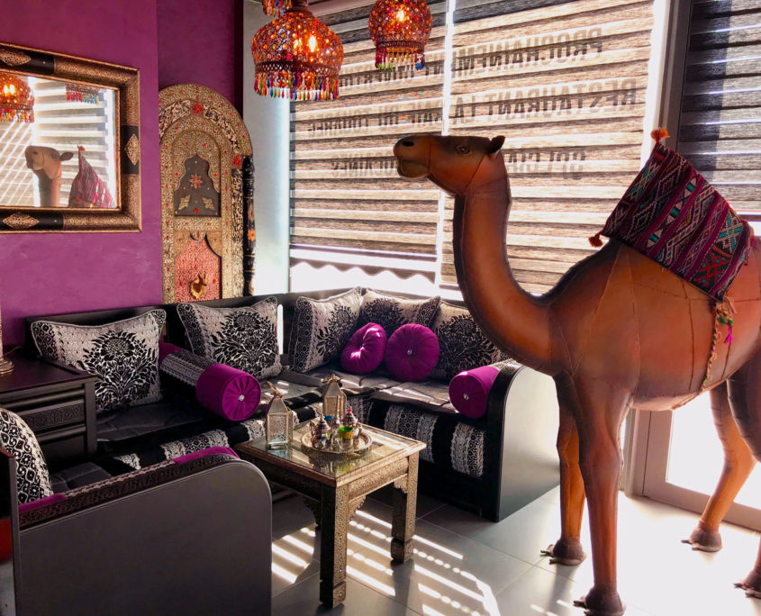 Le salon marocain de La Baie du Touareg, banquettes, coussins et lanternes